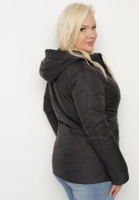 Born2be - Czarna Kurtka Wiatrówka Pikowana z Odpinanym Kapturem Delmenea. Okazja: na co dzień. Kolor: czarny. Materiał: jeans. Styl: elegancki, casual #4