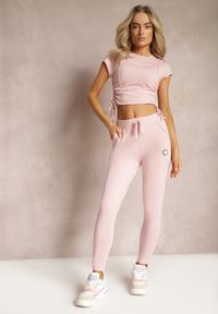 Renee - Różowe Dresowe Spodnie z Bawełny High Waist Ozdobione Naszywką Lorniwa. Okazja: na co dzień. Stan: podwyższony. Kolor: różowy. Materiał: dresówka, bawełna. Wzór: aplikacja. Styl: casual, elegancki #1