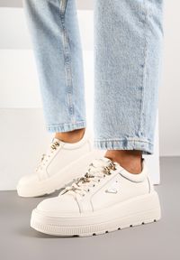 Born2be - Beżowe Sneakersy na Grubej Podeszwie ze Skóry Naturalnej z Trójkątną Ozdobą Dollassea. Okazja: na co dzień. Kolor: beżowy. Materiał: skóra. Wzór: aplikacja