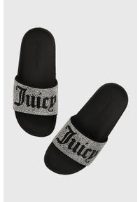 Juicy Couture klapki damskie kolor czarny. Kolor: czarny. Materiał: materiał. Obcas: na obcasie. Wysokość obcasa: niski #1