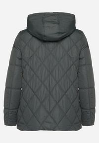 Born2be - Ciemnozielona Pikowana Kurtka z Kapturem i Ozdobnymi Suwakami Carnaye. Okazja: na co dzień, na spacer. Typ kołnierza: kaptur. Kolekcja: plus size. Kolor: zielony. Materiał: jeans. Styl: sportowy, casual, elegancki #5