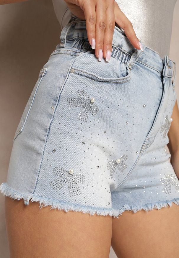Renee - Niebieskie Jeansowe Szorty Ozdobione Cyrkoniami Magenta. Okazja: na co dzień. Stan: podwyższony. Kolor: niebieski. Materiał: jeans. Wzór: aplikacja. Sezon: lato. Styl: elegancki, casual
