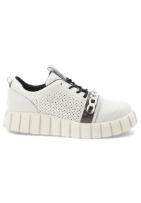 Sneakersy damskie Artiker cholewka ze skóry naturalnej licowej z perforowanym panelem bocznym i sznurowaniem uzupełnionym dekoracyjnym łańcuchem, bia. Kolor: biały. Materiał: skóra. Szerokość cholewki: normalna #5