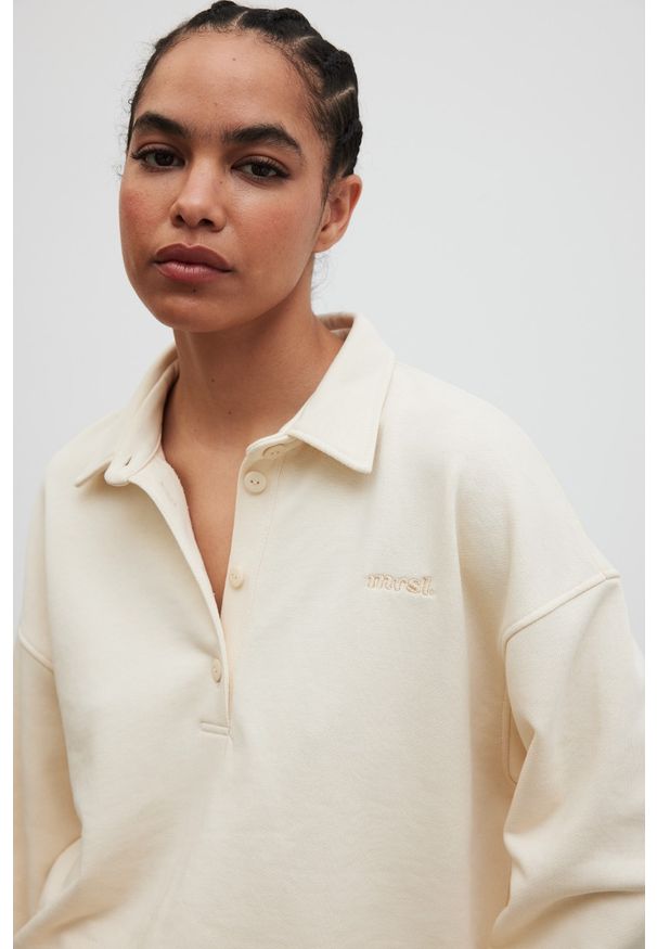 Marsala - Bluza damska z kołnierzem w kolorze BUTTER YELLOW - EXPLORE. Okazja: na co dzień. Materiał: dzianina, bawełna, dresówka, poliester. Wzór: haft, aplikacja. Styl: casual, elegancki, sportowy