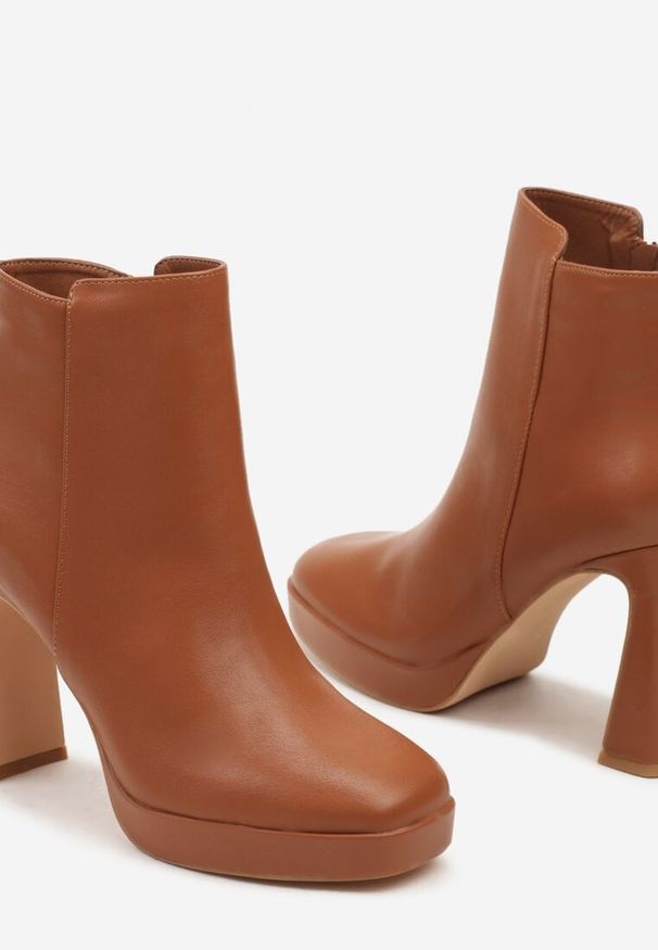 Born2be - Brązowe Botki na Stożkowym Obcasie i Platformie Sassiyana. Okazja: na co dzień. Zapięcie: zamek. Kolor: brązowy. Materiał: jeans. Obcas: na obcasie. Styl: elegancki, casual. Wysokość obcasa: średni