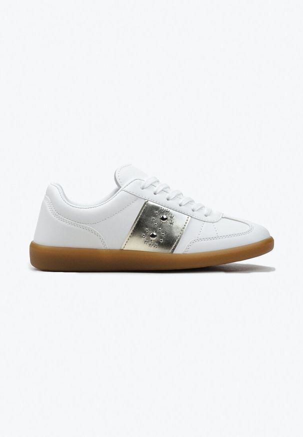 Renee - Biało-Złote Sneakersy na Płaskiej Podeszwie z Wiązaniem i Ozdobną Wstawką Drukesti. Nosek buta: okrągły. Zapięcie: sznurówki. Kolor: biały. Materiał: materiał. Obcas: na płaskiej podeszwie. Wysokość obcasa: niski