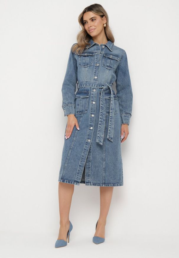Born2be - Niebieska Koszulowa Sukienka Jeansowa z Bawełny z Kieszeniami i Materiałowym Paskiem Udettia. Kolor: niebieski. Materiał: bawełna, jeans, materiał. Typ sukienki: koszulowe