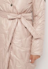 Born2be - Złoto-Różowa Kurtka z Pikowanymi Przeszyciami Kapturem i Wiązanym Paskiem Erlexie. Okazja: do pracy, na spacer, na co dzień, na spotkanie biznesowe. Kolor: złoty. Materiał: dzianina, jeans. Styl: casual, klasyczny, biznesowy #6