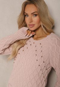 Renee - Jasnoróżowy Sweter z Ozdobnym Paskiem i Splotem Vittella. Typ kołnierza: dekolt w serek. Kolor: różowy. Materiał: jeans. Wzór: ze splotem. Styl: elegancki, klasyczny