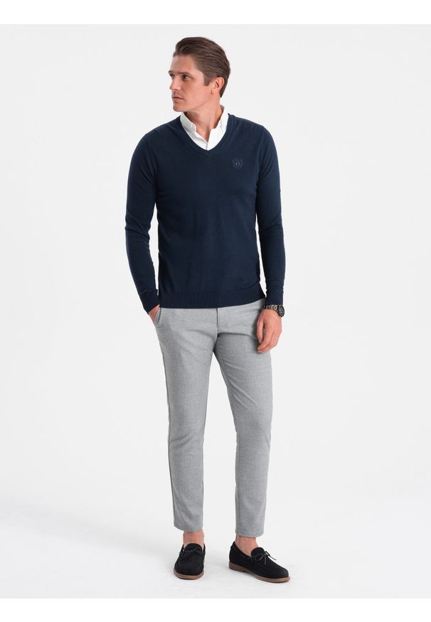 Ombre Clothing - Sweter męski z dekoltem "w serek" z koszulowym kołnierzykiem - granatowy V2 OM-SWSW-0102 - XXL. Typ kołnierza: dekolt w serek, kołnierzyk koszulowy. Kolor: niebieski. Materiał: nylon, materiał, bawełna. Styl: klasyczny