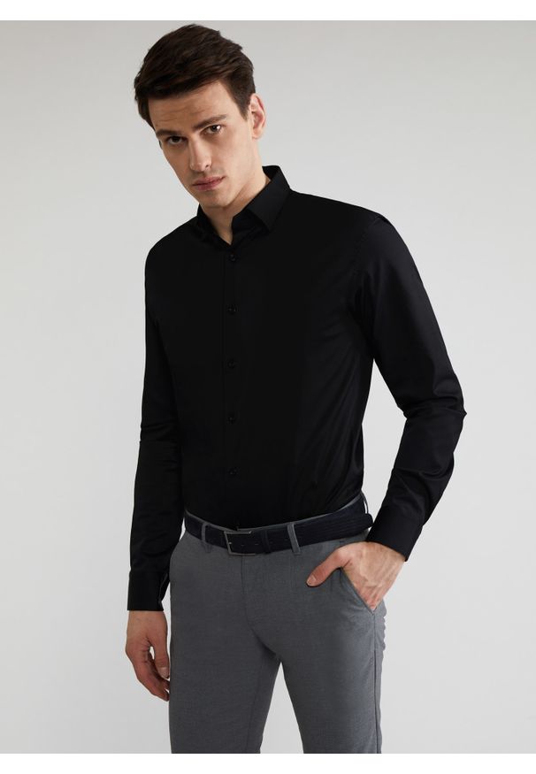 Pako Lorente - PAKO LORENTE – Koszula męska w kolorze czarnym P21WF-1X-174-C-S. Typ kołnierza: kołnierzyk klasyczny. Kolor: czarny. Materiał: elastan, bawełna. Długość rękawa: długi rękaw. Długość: długie. Wzór: gładki. Styl: elegancki, klasyczny