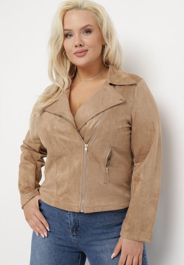 Born2be - Ciemnobeżowa Kurtka Ramoneska z Imitacji Zamszu z Asymetrycznym Suwakiem Maisen. Kolekcja: plus size. Kolor: beżowy. Materiał: zamsz