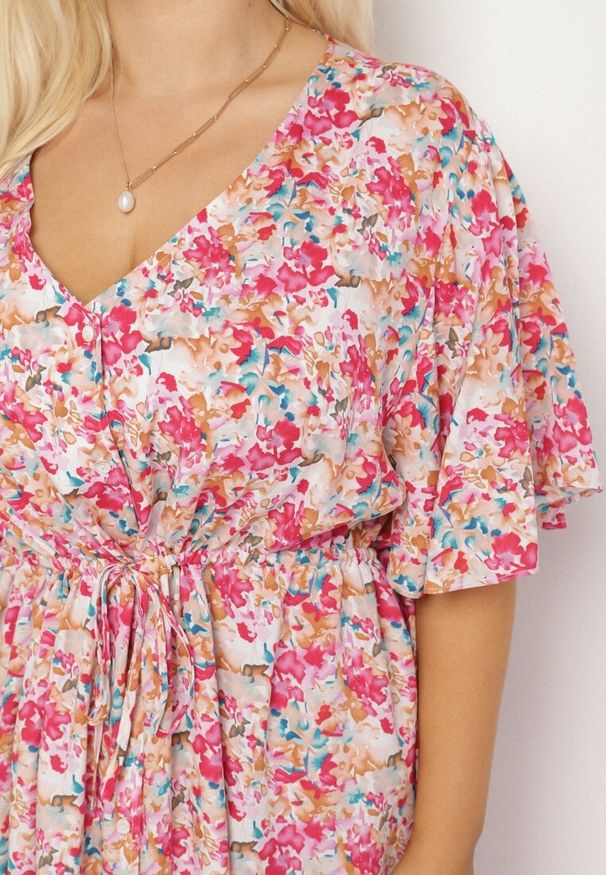 Born2be - Różowa Sukienka z Wiskozy Ściągana w Talii w Kwiaty Liranette. Okazja: na co dzień. Typ kołnierza: dekolt w serek. Kolor: różowy. Materiał: wiskoza. Wzór: kwiaty. Styl: elegancki, klasyczny, casual