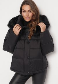 Born2be - Czarna Kurtka z Klasycznym Pikowaniem i Kapturem z Futerkiem Gylisa. Kolor: czarny. Materiał: futro. Styl: klasyczny #2