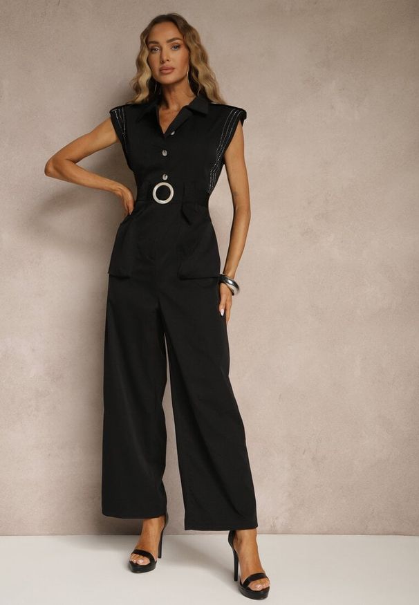 Renee - Czarny Kombinezon Taliowany Ozdobiony Cyrkoniami i Guzikami Lumevarae. Okazja: na co dzień. Kolor: czarny. Wzór: aplikacja. Styl: casual