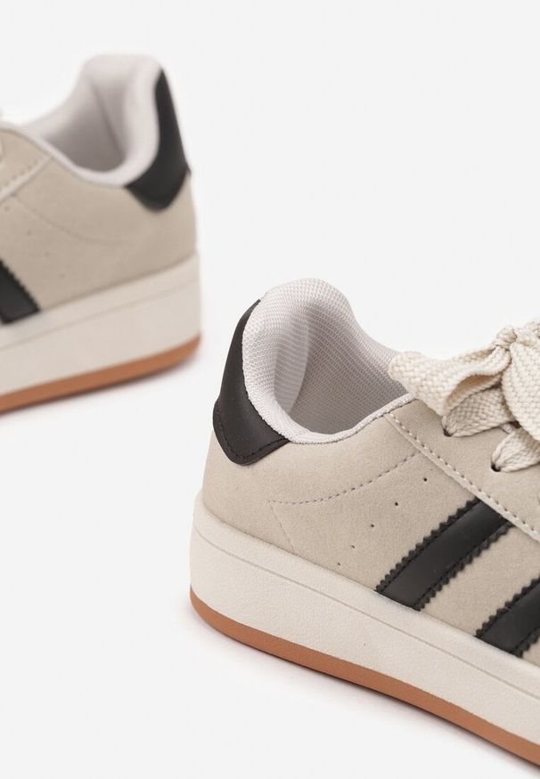 Born2be - Beżowo-Czarne Sneakersy z Ozdobnymi Paskami Rilanira. Okazja: na co dzień. Zapięcie: pasek. Kolor: beżowy. Materiał: jeans. Wzór: paski