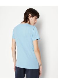Armani Exchange - ARMANI EXCHANGE - Niebieski bawełniany T-shirt w serek. Typ kołnierza: dekolt w serek. Kolor: niebieski. Materiał: bawełna. Wzór: aplikacja #5