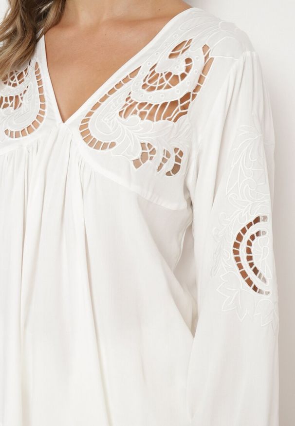 Born2be - Biała Wiskozowa Bluzka z Ażurowymi Zdobieniami i Wiązaniem na Plecach Mapiya. Kolor: biały. Materiał: wiskoza. Wzór: ażurowy, aplikacja