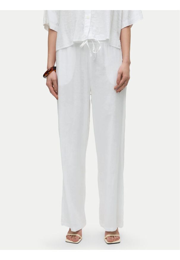 Vero Moda Spodnie materiałowe Linn 10305091 Biały Loose Fit. Kolor: biały. Materiał: len, wiskoza