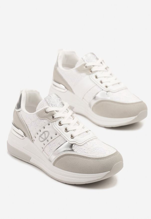 Born2be - Białe Sneakersy na Ukrytym Koturnie z Metalicznymi Wstawkami i Koronką Edivessa. Okazja: na co dzień. Zapięcie: sznurówki. Kolor: biały. Materiał: koronka. Wzór: koronka. Obcas: na koturnie