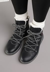 Born2be - Czarne Botki Traperki z Ozdobnym Sznurowaniem i Tłoczoną Podeszwą Fasitta. Okazja: na co dzień, na spacer. Kolor: czarny. Materiał: jeans, futro. Styl: casual, elegancki #6