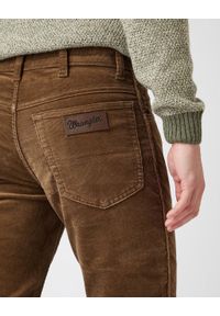 Wrangler - WRANGLER TEXAS SLIM MĘSKIE SPODNIE SZTRUKSOWE TEAK W12SEC455 112141149. Okazja: na randkę, na co dzień. Materiał: sztruks. Styl: casual, elegancki #3