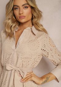 Renee - Beżowa Ażurowa Sukienka Koszulowa z Bawełnianej Tkaniny Felicema. Okazja: na co dzień. Typ kołnierza: kołnierzyk klasyczny. Kolor: beżowy. Materiał: bawełna, tkanina. Wzór: ażurowy. Typ sukienki: koszulowe. Styl: klasyczny, casual #5