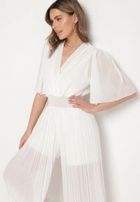 Born2be - Biały Plisowany Kombinezon o Kopertowym Kroju z Gumką w Talii Ameddie. Okazja: na co dzień. Kolor: biały. Styl: elegancki, casual #3