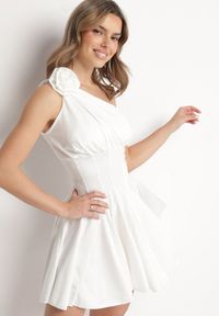 Born2be - Biała Satynowa Asymetryczna Sukienka Ozdobiona Kwiatem 3D Izaiva. Okazja: na imprezę. Kolor: biały. Materiał: satyna. Wzór: aplikacja, kwiaty. Sezon: lato. Typ sukienki: asymetryczne. Styl: elegancki, klasyczny #6