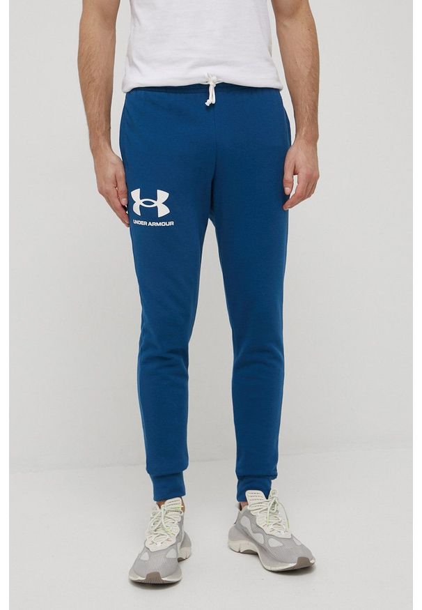 Under Armour spodnie dresowe 1361642459 męskie kolor granatowy z nadrukiem. Kolor: niebieski. Materiał: dresówka. Wzór: nadruk