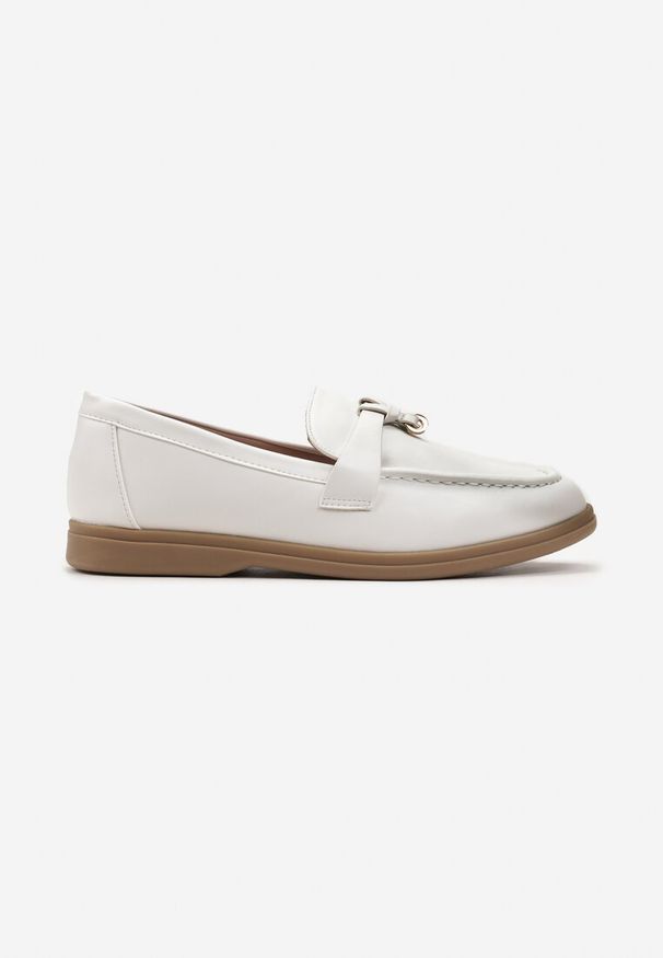 Born2be - Białe Eleganckie Mokasyny z Ozdobną Zawieszką Biaga. Okazja: do pracy, na co dzień. Kolor: biały. Wzór: aplikacja. Styl: elegancki