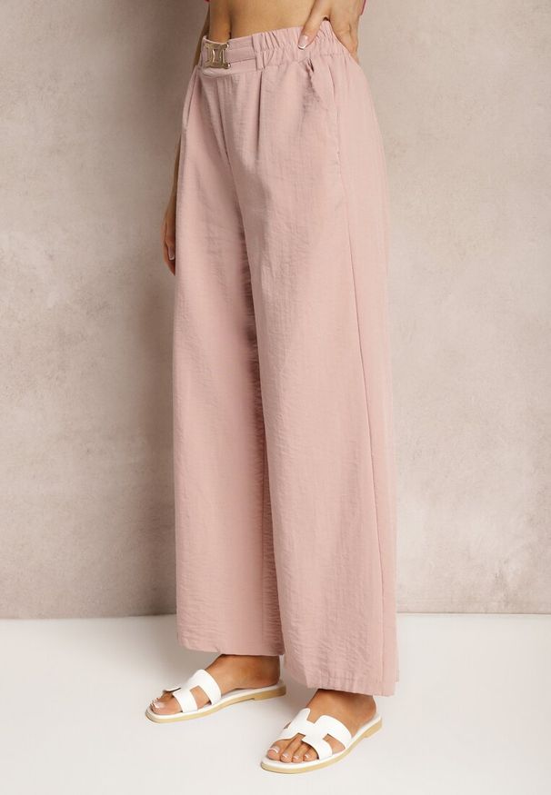 Renee - Jasnoróżowe Spodnie z Szerokimi Nogawkami w Stylu Palazzo High Waist z Gumką w Pasie z Ozdobnym Elementem Ellsiana. Okazja: na co dzień. Stan: podwyższony. Kolor: różowy. Materiał: bawełna. Styl: casual, elegancki
