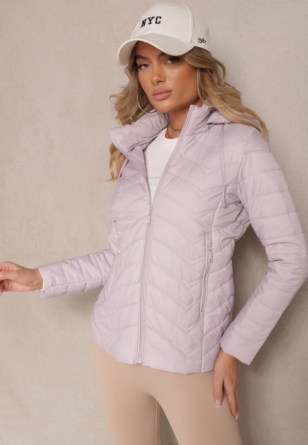 Renee - Jasnofioletowa Kurtka z Pikowanymi Przeszyciami i Odpinanym Kapturem Natisne. Okazja: na co dzień, na spacer. Kolor: fioletowy. Materiał: jeans, koronka. Styl: klasyczny, elegancki, casual
