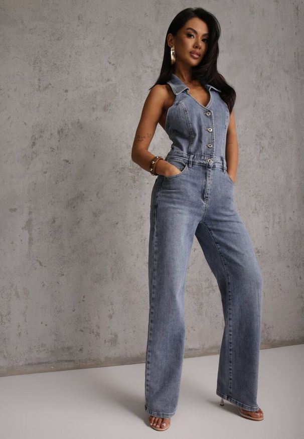 Renee - Niebieski Bawełniany Kombinezon Jeansowy z Dekoltem Halter i Kołnierzykiem Edaviann. Kolor: niebieski. Materiał: bawełna, jeans. Wzór: haft