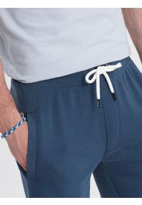 Ombre Clothing - Męskie spodenki dzianinowe ze ściągaczem i kieszeniami - ciemnoniebieskie V4. Kolor: niebieski. Materiał: dzianina. Styl: wakacyjny