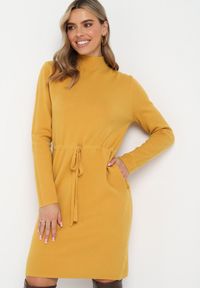 Born2be - Żółta Pudełkowa Sukienka Sweterkowa ze Ściągaczem Elenames. Kolor: żółty #1