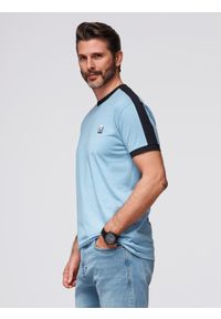 Ombre Clothing - Męski t-shirt z kontrastowymi lampasami – jasnoniebieski V3 - Rozmiar: XL. Okazja: na co dzień. Kolor: niebieski. Materiał: materiał, jersey, poliester, bawełna. Wzór: melanż, aplikacja. Styl: klasyczny, sportowy, casual #8