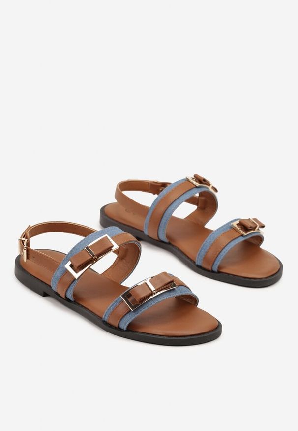 Renee - Brązowo-Niebieskie Sandały z Ozdobnymi Klamrami Divrelle. Okazja: na co dzień, na imprezę. Zapięcie: klamry. Kolor: brązowy. Materiał: jeans. Sezon: lato. Obcas: na obcasie. Styl: elegancki, casual. Wysokość obcasa: niski