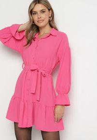 Born2be - Różowa Koszulowa Sukienka z Wiązanym Paskiem Stevania. Kolor: różowy. Materiał: materiał. Typ sukienki: koszulowe. Długość: mini #5