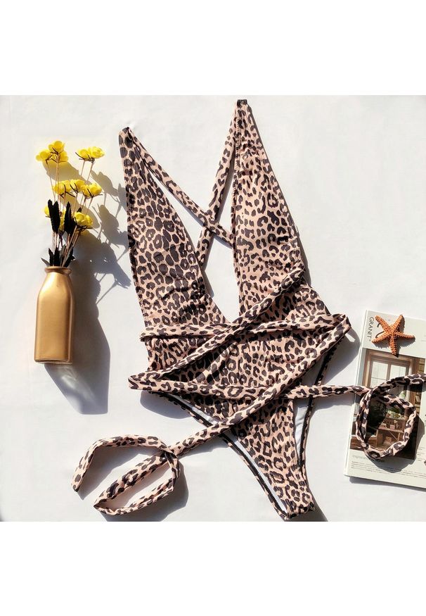 Intica - Jednoczęściowy strój kąpielowy z głębokim dekoltem Toyomi. Materiał: materiał