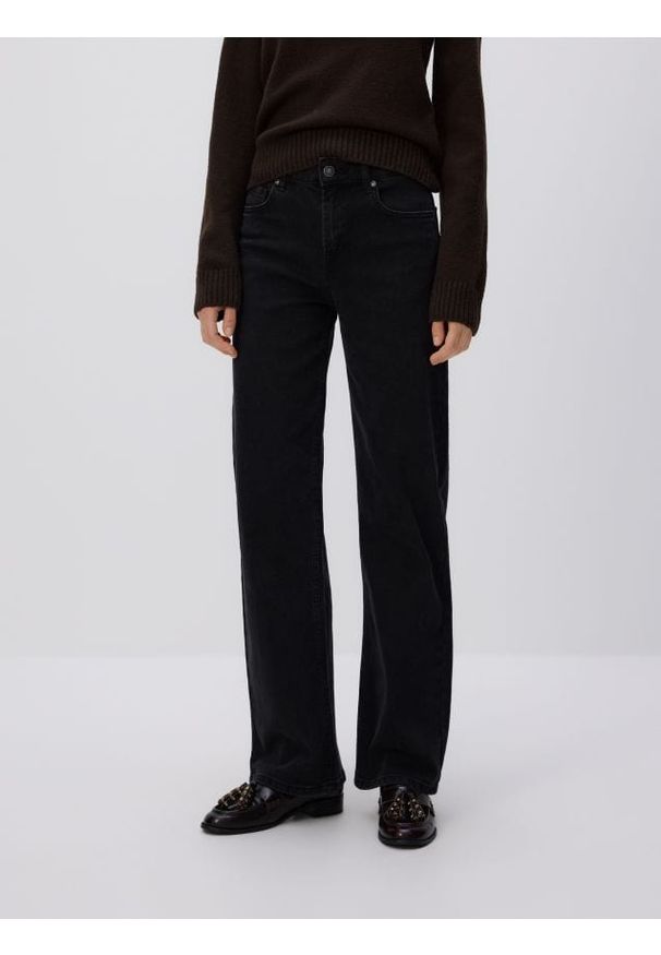 Reserved - Jeansy straight - czarny. Kolor: czarny