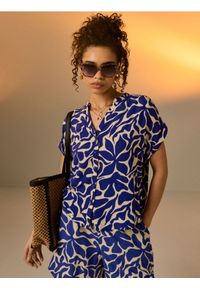 Sinsay - Wiskozowa koszula z krótkim rękawem w geometryczny wzór - niebieski. Kolor: niebieski. Materiał: wiskoza. Długość rękawa: krótki rękaw. Długość: krótkie. Wzór: geometria