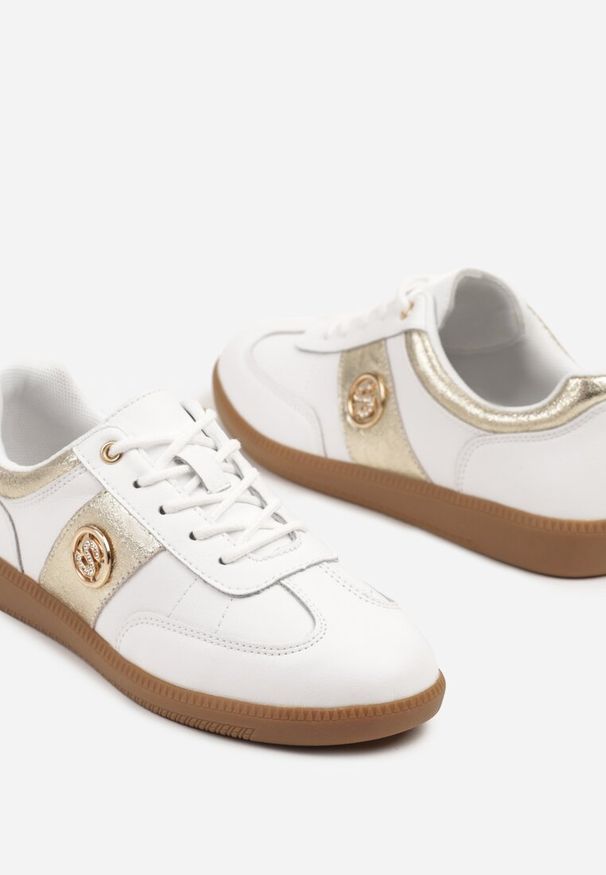 Renee - Biało-Złote Sneakersy Skórzane Typu Kultowe Tenisówki z Metaliczną Aplikacją Ollisena. Zapięcie: sznurówki. Kolor: biały. Materiał: skóra. Wzór: aplikacja. Sezon: lato, wiosna. Obcas: na płaskiej podeszwie