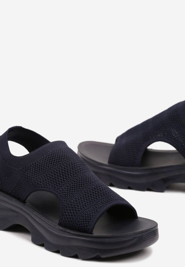 Born2be - Ciemnogranatowe Wsuwane Sandały na Grubej Podeszwie z Wycięciami i Elastyczną Cholewką Ampla. Zapięcie: bez zapięcia. Kolor: niebieski. Styl: elegancki