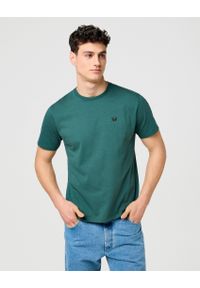 Wrangler - MĘSKA KOSZULKA WRANGLER SIGN OFF TEE BISTRO GREEN 112371479 #1