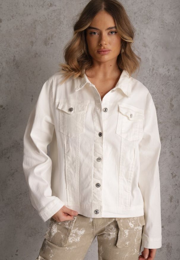 Renee - Biała Jeansowa Kurtka z Bawełny Perilopei. Okazja: na co dzień. Kolekcja: plus size. Kolor: biały. Materiał: jeans, bawełna. Styl: casual