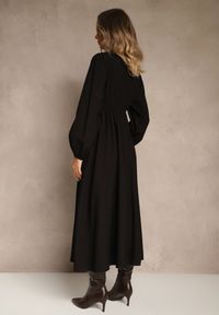 Renee - Czarna Sukienka Plisowana z Wiskozy Ozdobiona Wiązaniem Farrive. Okazja: na co dzień. Kolor: czarny. Materiał: wiskoza. Wzór: aplikacja. Styl: klasyczny, casual, elegancki #5