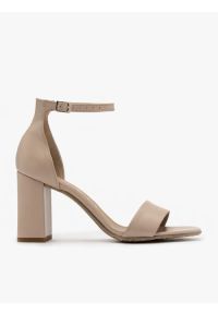 Ryłko - Beżowe sandały na obcasie. Kolor: beżowy. Materiał: skóra. Obcas: na obcasie. Styl: street. Wysokość obcasa: średni #1