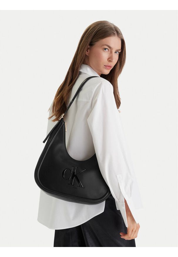 Calvin Klein Torebka Bold Ck Crescent Bag LV04F3427G Czarny. Kolor: czarny. Materiał: skórzane