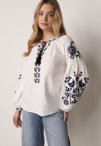 Born2be - Biała Bawełniana Bluzka Boho z Ozdobnym Haftem i Sznurkiem z Frędzlami Lamegenia. Okazja: na co dzień. Kolor: biały. Materiał: bawełna. Długość: długie. Wzór: haft. Styl: boho #4